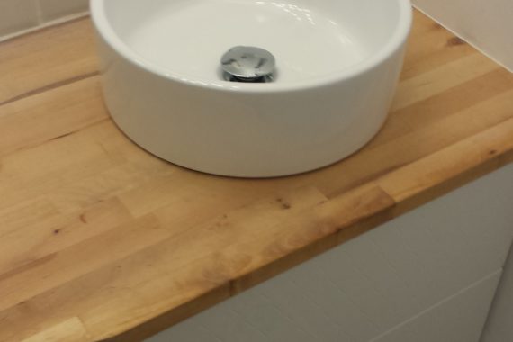 Création d'un meuble avec vasque à poser et plan de toilette en bois