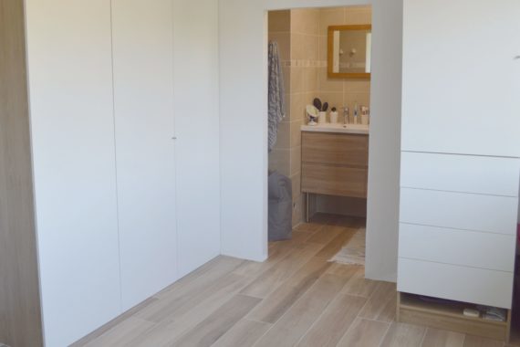 Dressing et salle d'eau d'une suite parentale dans un style contemporain